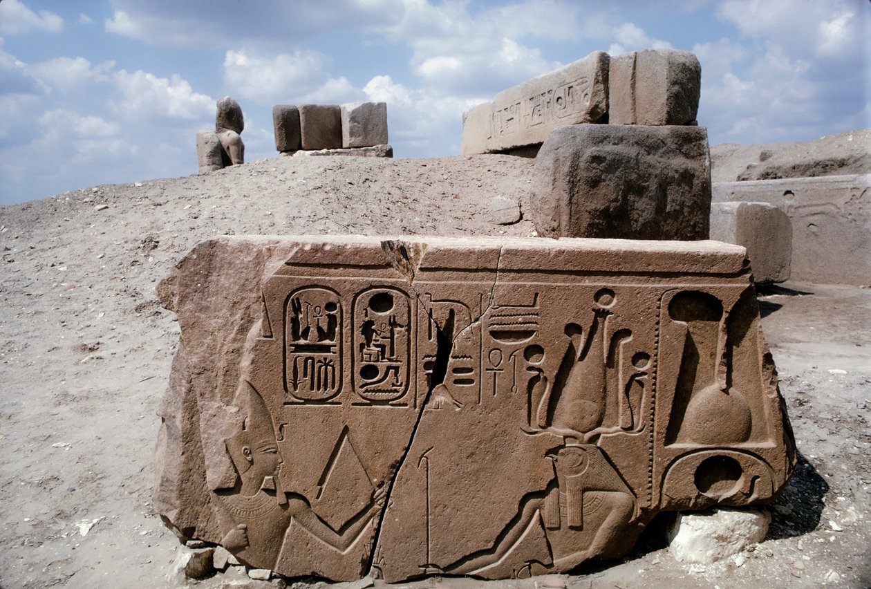 Tanis Egitto, disegni su rovine di pietra nell