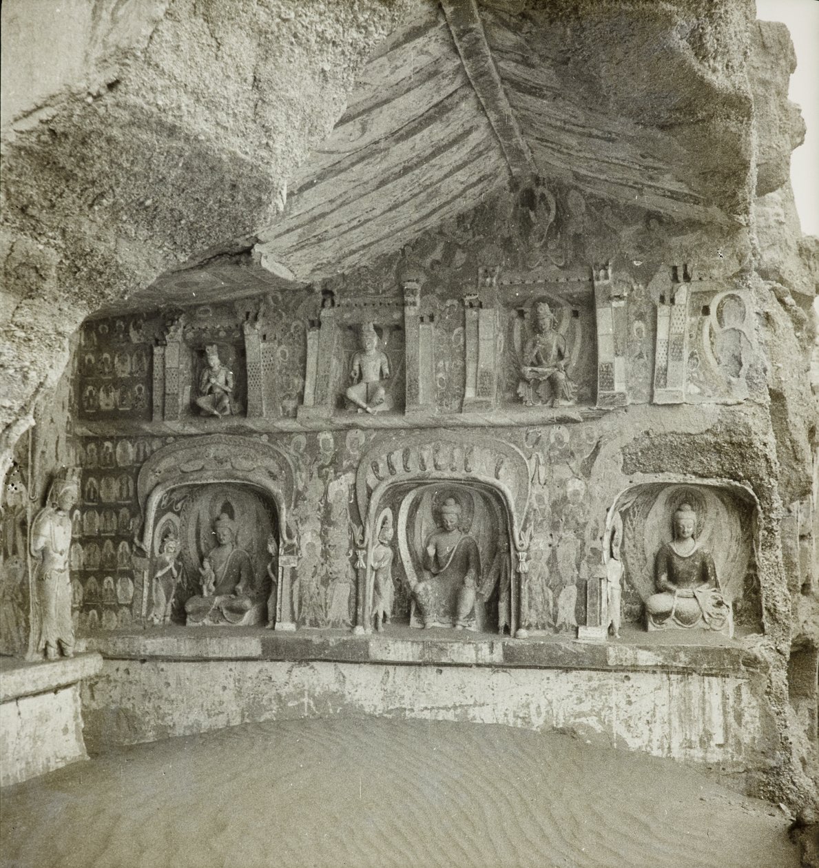 Statue di Buddha e bodhisattva, Grotta 259, parete nord, Grotte di Dunhuang, Cina da Desmond Parsons