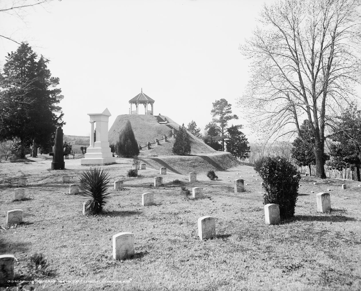 Tumulo indiano, Cimitero Militare Nazionale, Vicksburg, Mississippi, c.1906 da Detroit Publishing Co.