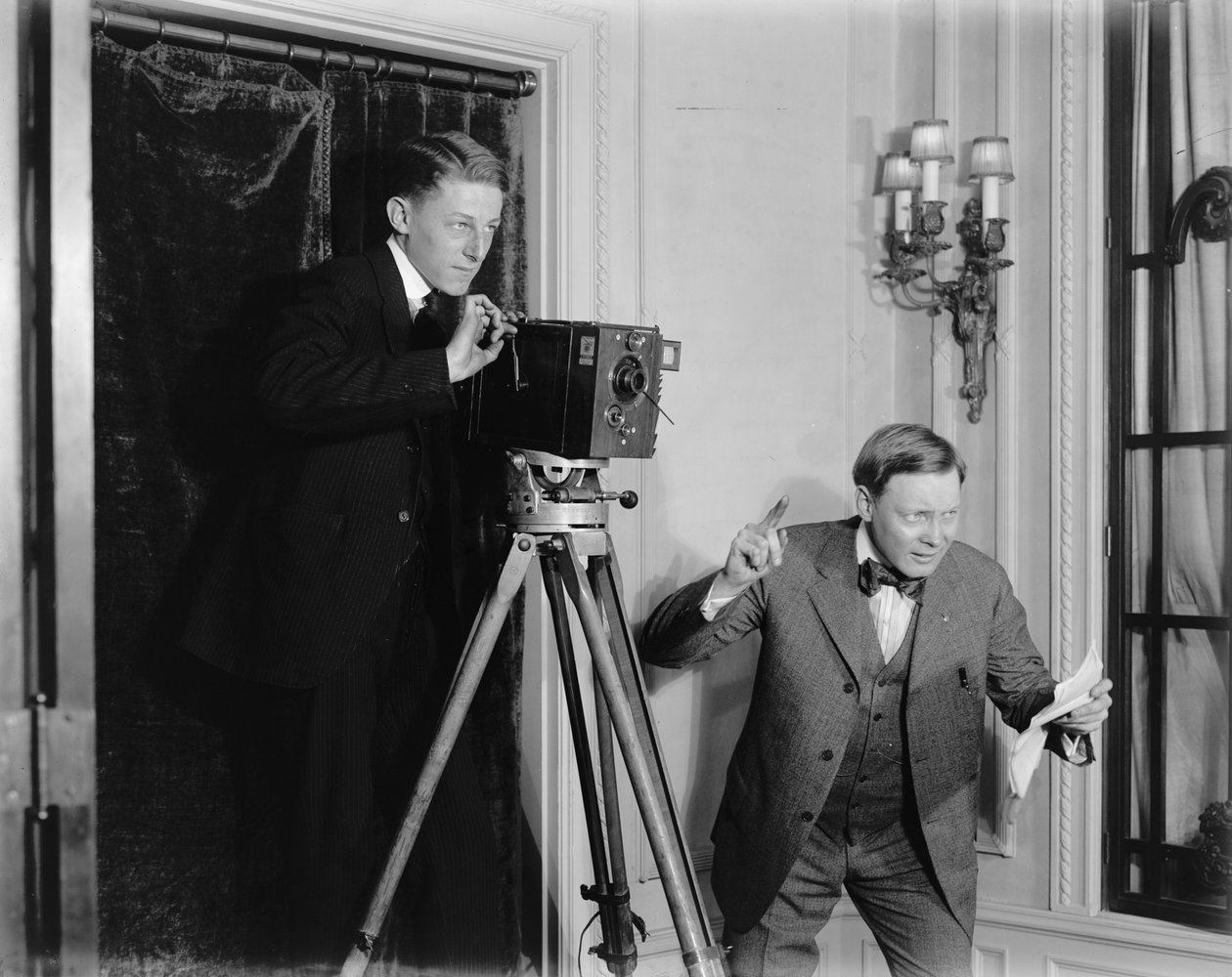 Due uomini che usano una cinepresa al chiuso, c.1908-20 da Detroit Publishing Co.
