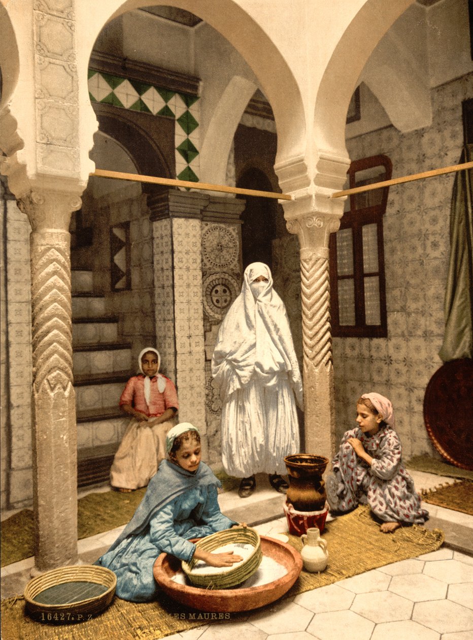 Donne moresche che preparano couscous in un cortile, Algeri, Algeria, c.1899 da Detroit Photographic Co.
