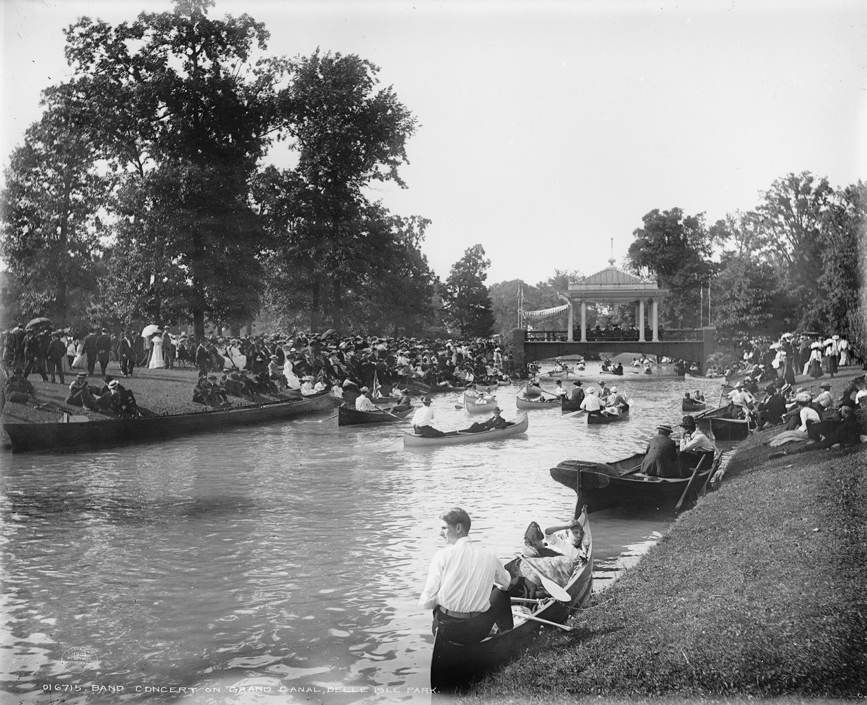 Concerto bandistico sul Grand Canal, Belle Isle Park, 1903-20 da Detroit Publishing Co.