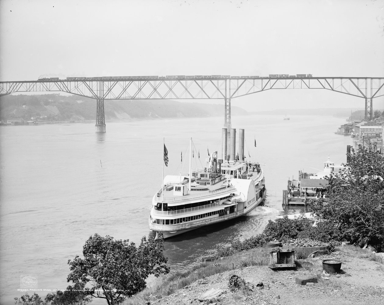 Passaggio sopra e sotto il ponte di Poughkeepsie, Poughkeepsie, N.Y., c.1906 da Detroit Publishing Co.