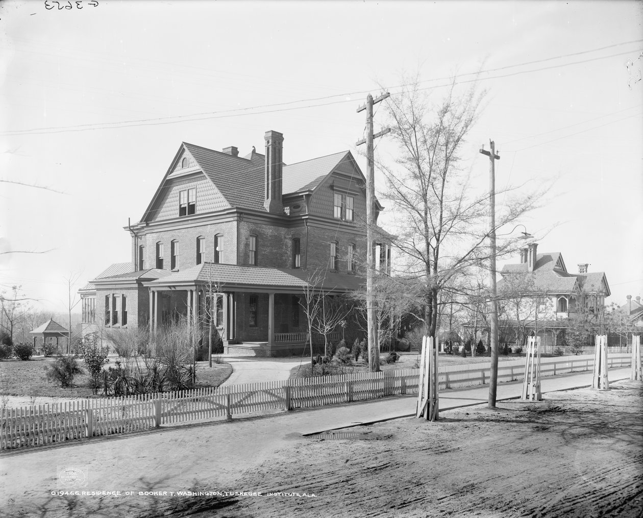 Residenza di Booker T. Washington, Istituto Tuskegee, c.1906 (foto b/n) da Detroit Publishing Co.