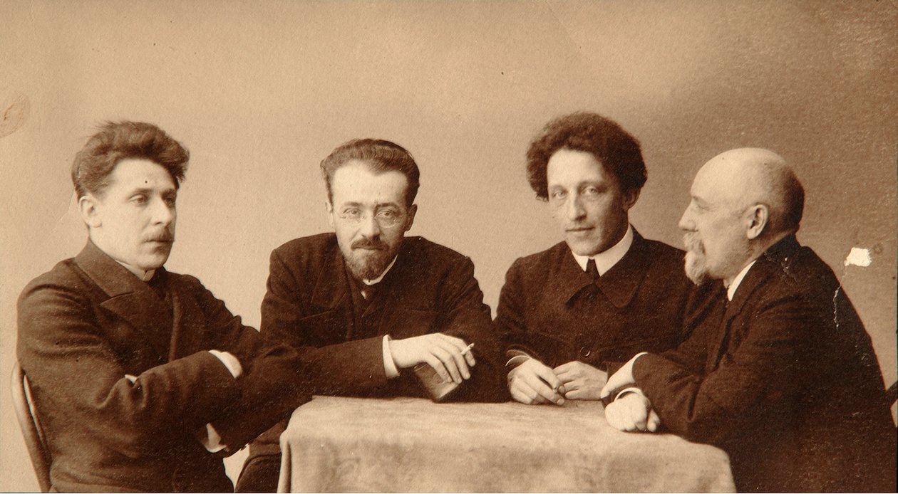 Ritratto di gruppo dei poeti Alexander Blok, Georgii Chulkov, Konstantin Erberg e Fyodor Sologub da Dmitri Spiridonovich Zdobnov