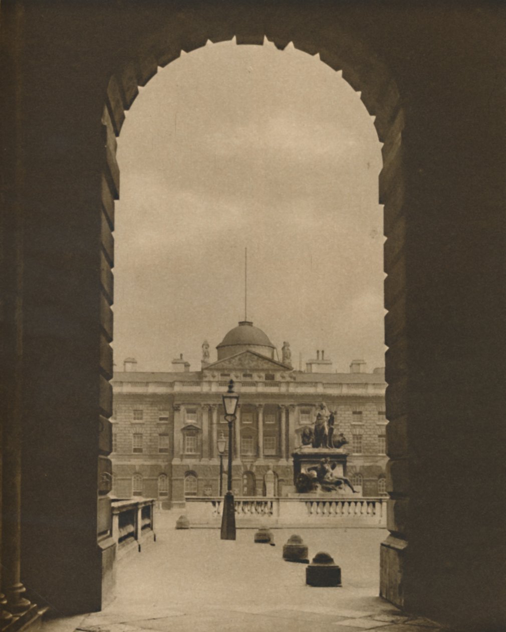 Una vista di passaggio di Somerset House dallo Strand, c1935 da Donald McLeish