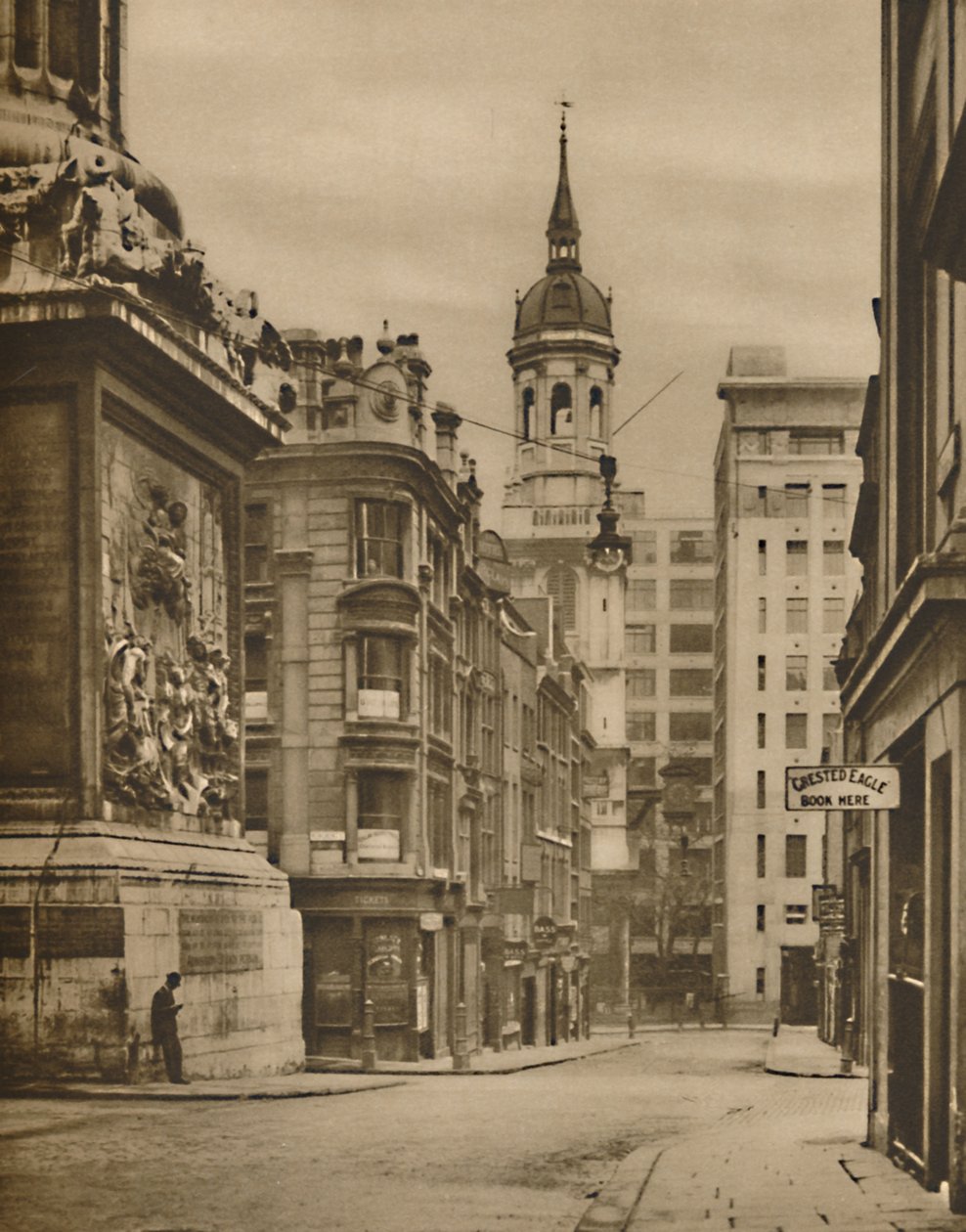 Alla base del monumento di Fish Street Hill, c1935 da Donald McLeish