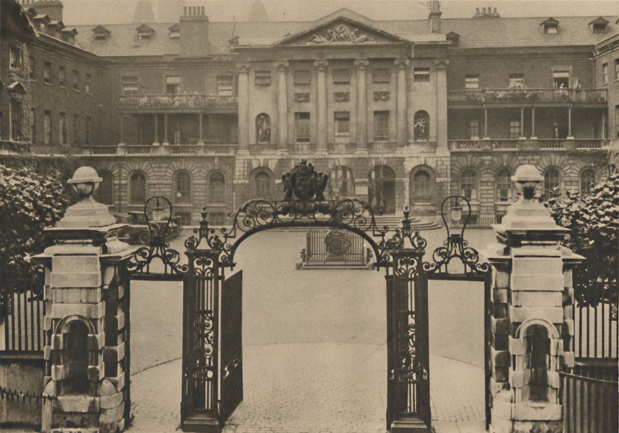 Ingresso al Guys Hospital con la statua del fondatore al centro del cortile, c1935 da Donald McLeish