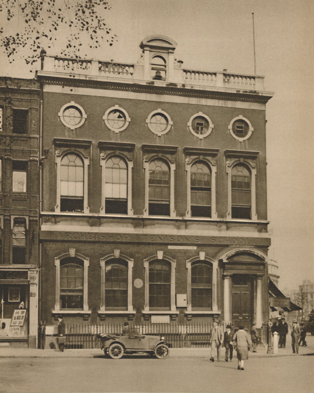 Scuola in Leicester Square sul sito della casa di Hogarth, c1935 da Donald McLeish