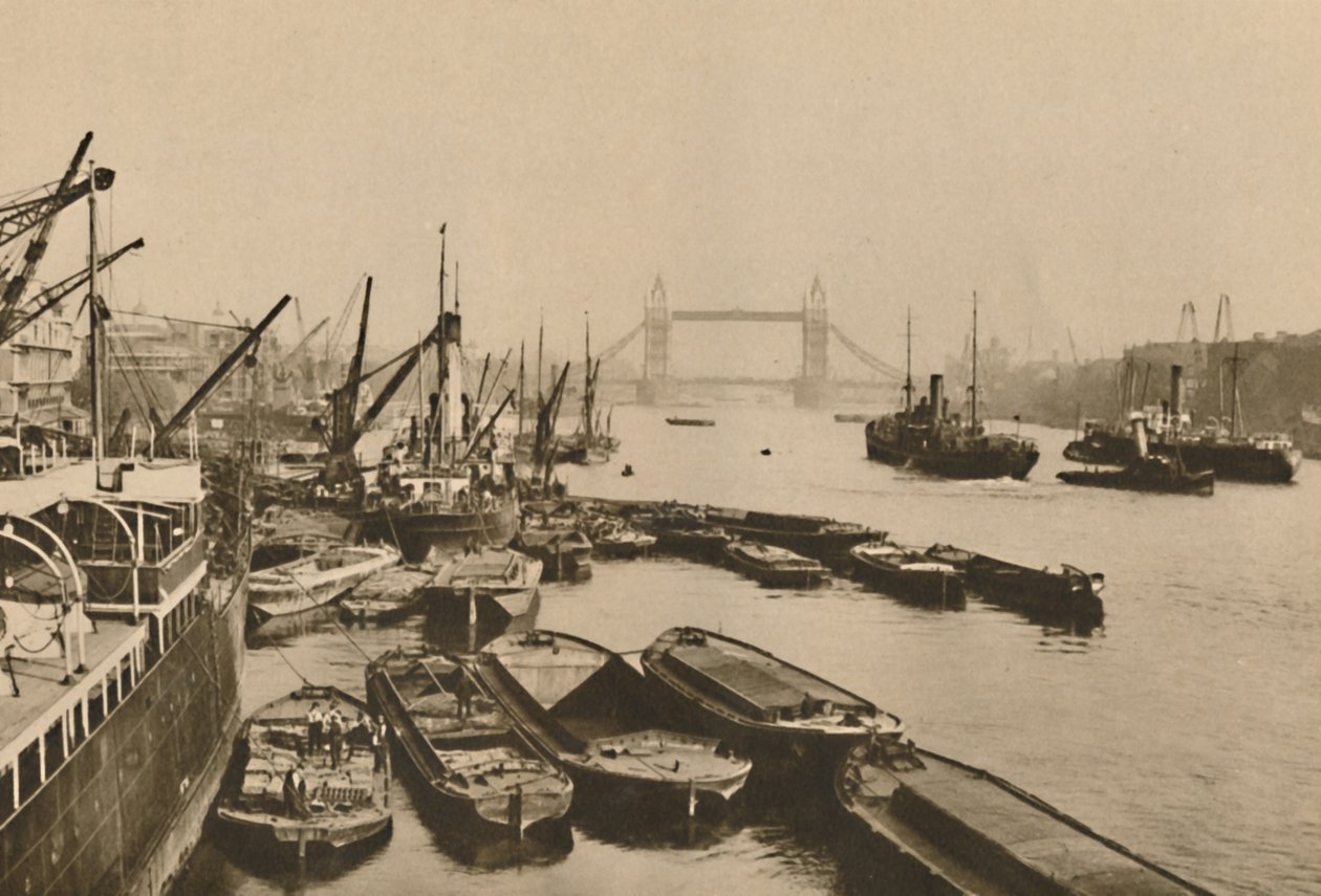 Navigazione nella Pool di Londra: una vista dal London Bridge al Tower Bridge, c1935 da Donald McLeish