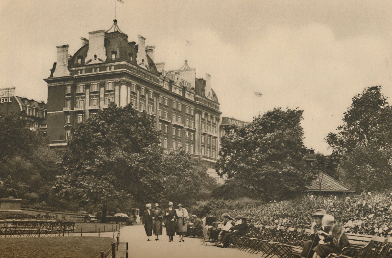 Sezione di Villiers Street del Victoria Garden e una veduta del Cecil Hotel, c1935 da Donald McLeish