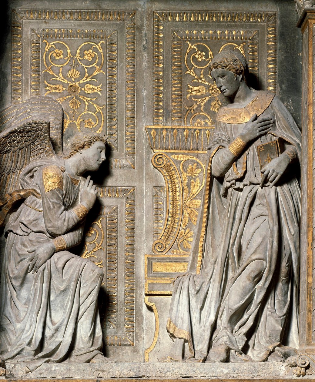 Annunciazione (altorilievo di Donato de Bardi detto Donatello, 1435, Chiesa di Santa Croce, Firenze) da Donatello