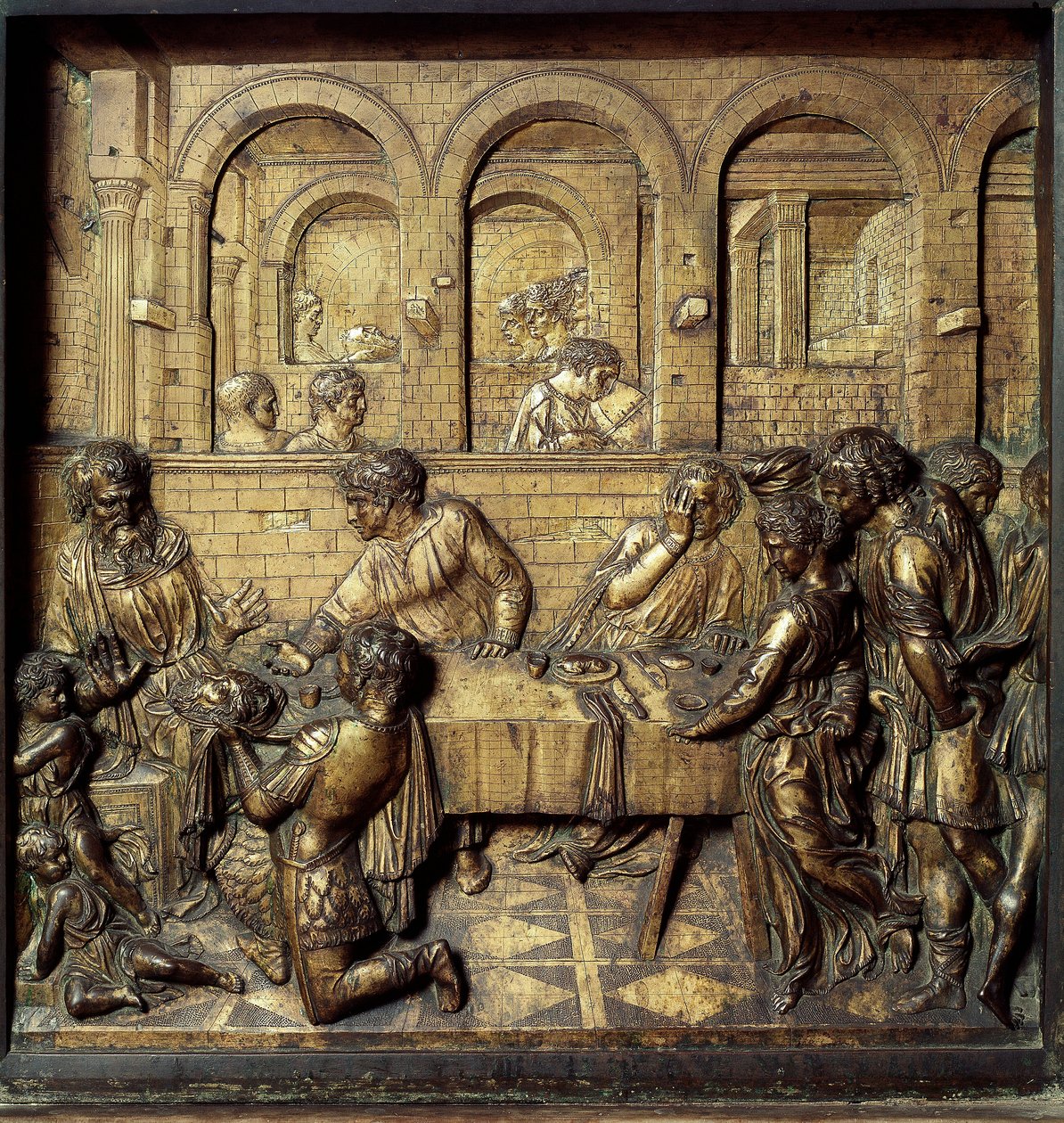 Il banchetto di Erode Antipa II (21 a.C.-39 d.C.). Dettaglio del rilievo inferiore del fonte battesimale realizzato da Donato di Niccolò di Betto Bardi detto Donatello (1386-1466) da Donatello