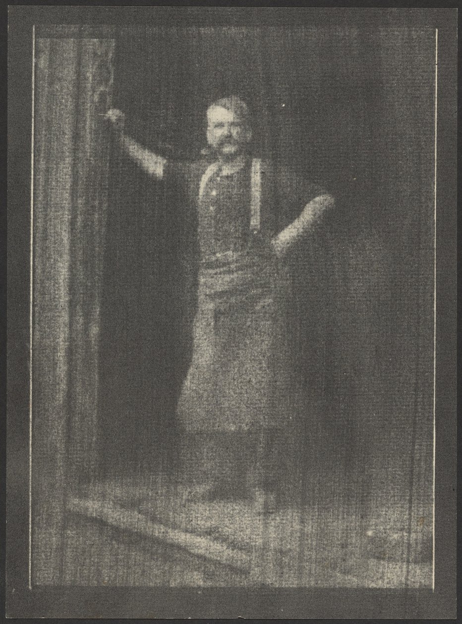 [Fabbro in piedi sulla porta, con la pipa in bocca] da Doris Ulmann