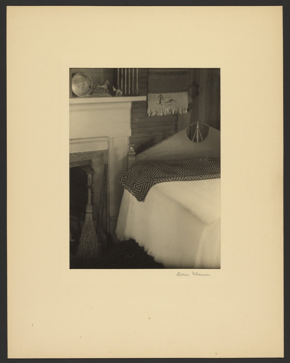 [Interno della casa di Olive Dame Campbell, Brasstown, Carolina del Nord]. da Doris Ulmann