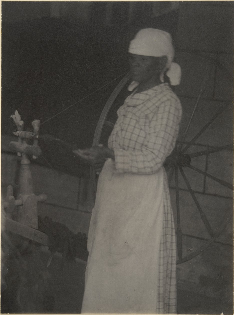 Donna alla ruota da filare da Doris Ulmann