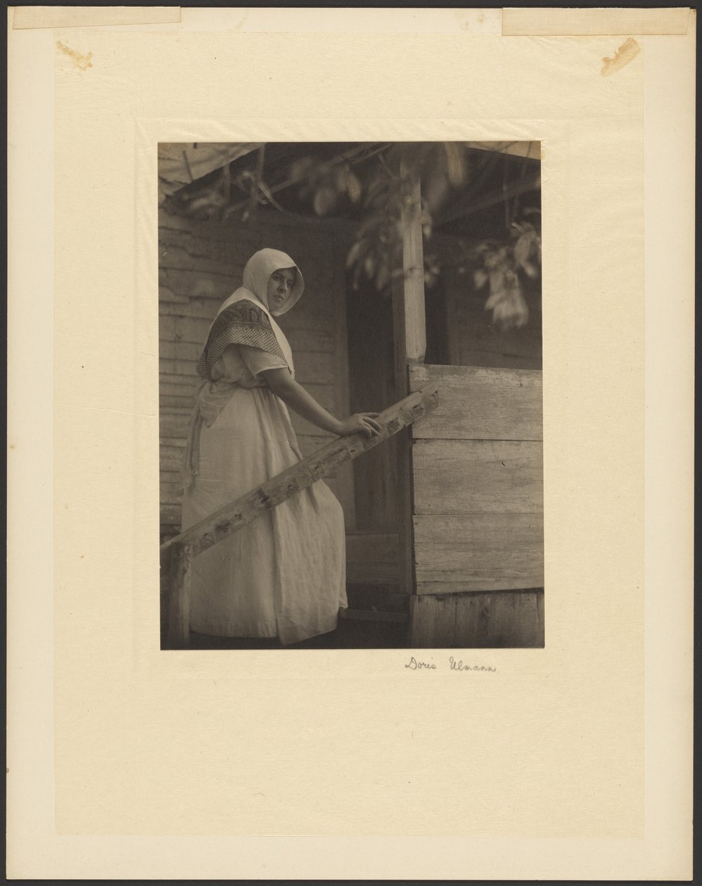 [Giovane donna che sale le scale] da Doris Ulmann