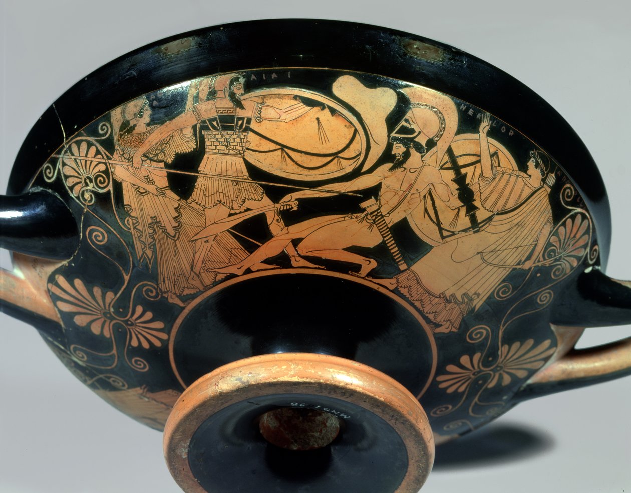 Aiace, incitato da Atena, attacca Ettore a cui corre in aiuto Artemide, (dettaglio) da Douris