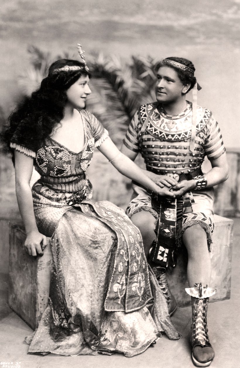 Ruth Vicent 1877-1955 e Roland Cunningham in una scena da Amasis, inizio XX secolo da Dover Street Studios