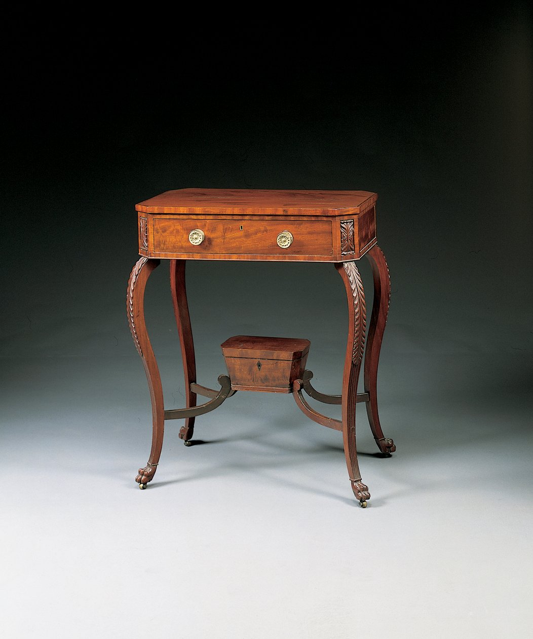 Un tavolo da lavoro classico intagliato, 1810-20 da Duncan Phyfe