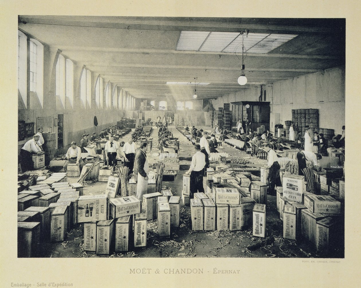 Imballaggio delle casse per la spedizione, da La France Vinicole, pubblicato da Moet & Chandon, Epernay da E.M. Choque