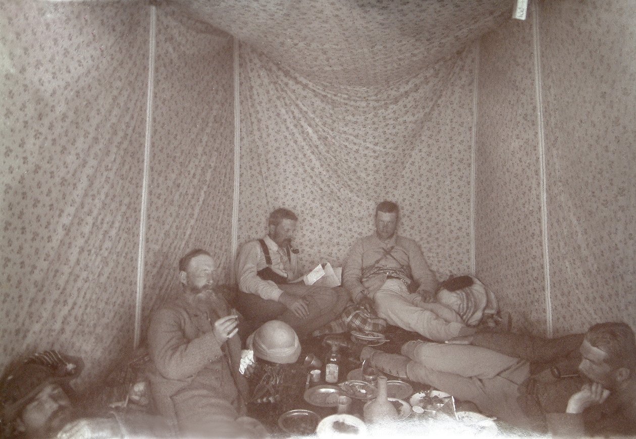 Membri della spedizione Arabah Survey che si rilassano nella loro tenda, 1883 da E. Gordon Hull