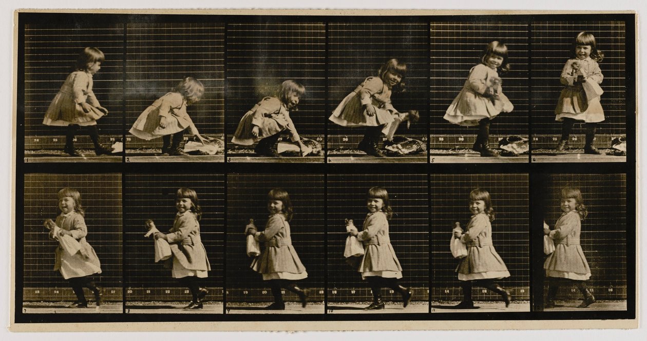 Bambino che solleva una bambola, si gira e si allontana, dal libro Locomozione animale da Eadweard Muybridge