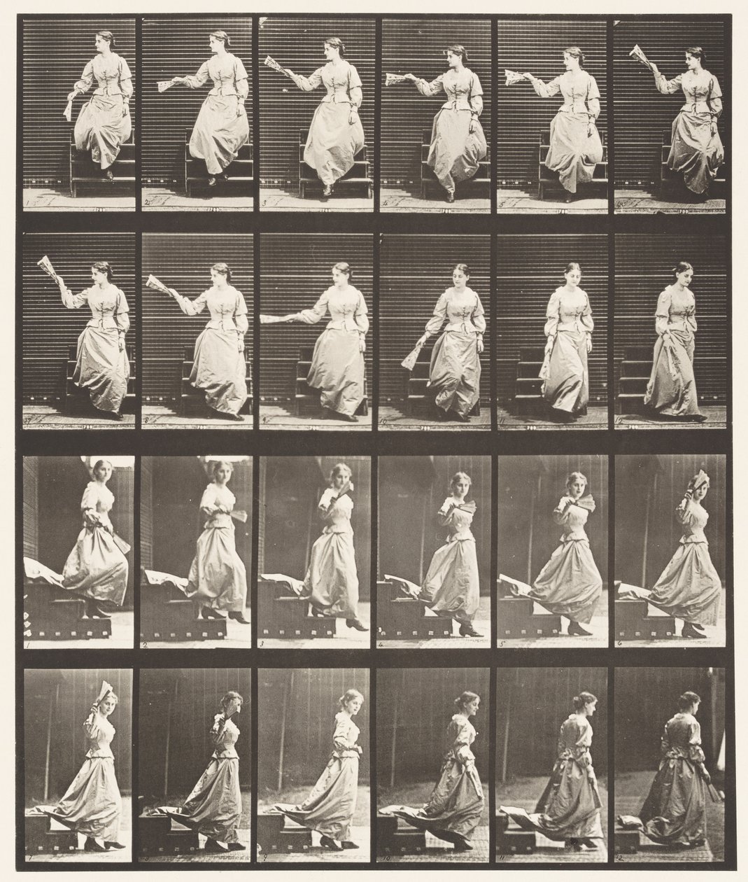 Piastra 140. Scendendo le scale guardandosi intorno e sventolando un ventaglio da Eadweard Muybridge