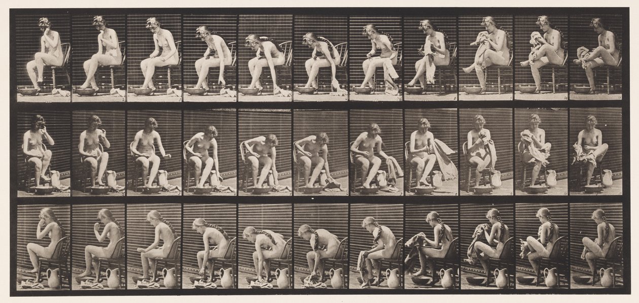 Sollevare un asciugamano mentre si è seduti e asciugare i piedi da Eadweard Muybridge