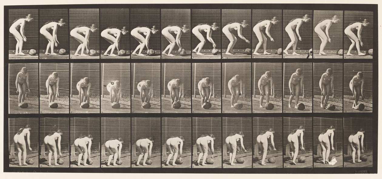 Chinarsi e rotolare una pietra a terra da Eadweard Muybridge