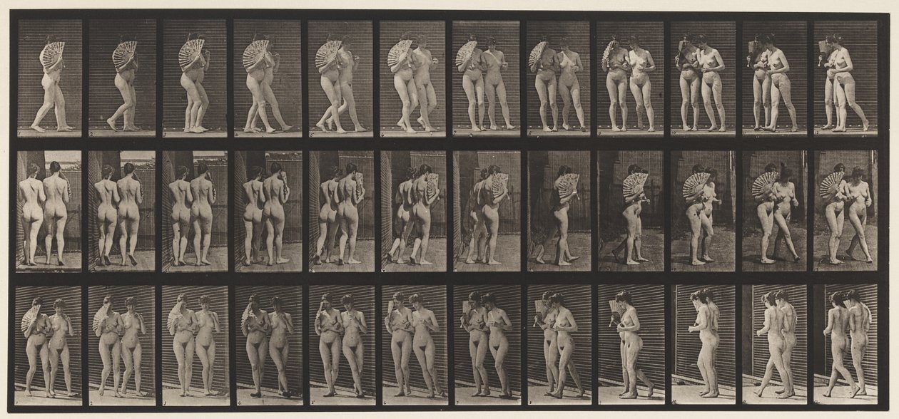 Piastra 54. Camminare, due modelli/uno sventola un ventaglio, braccio a braccio da Eadweard Muybridge