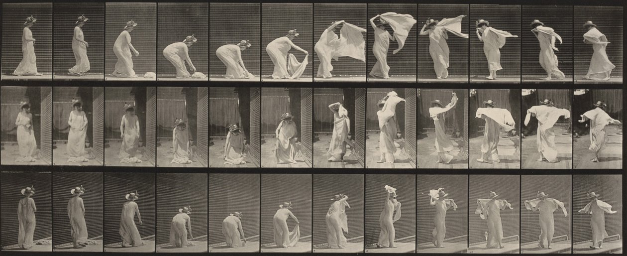 Tavola numero 233. Sollevare lo scialle, metterlo sulle spalle e girarsi da Eadweard Muybridge