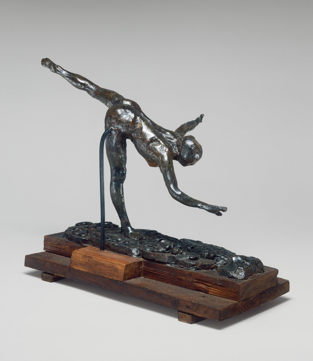Arabesque sulla gamba destra, mano destra vicino al suolo, braccio sinistro teso - prima arabesque penchée da Edgar Degas