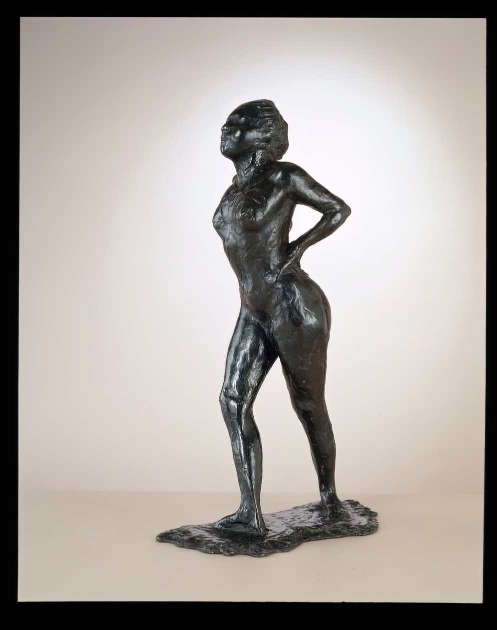 Ballerina a riposo, mani sui fianchi, gamba destra in avanti da Edgar Degas