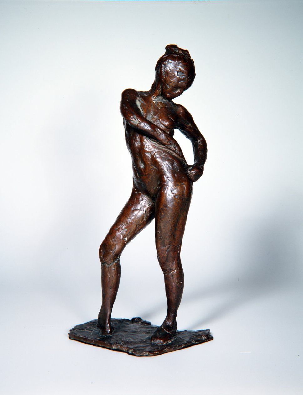 Ballerina che allaccia i lacci delle sue calze, c.1885-90, fuso 1919 (bronzo) da Edgar Degas