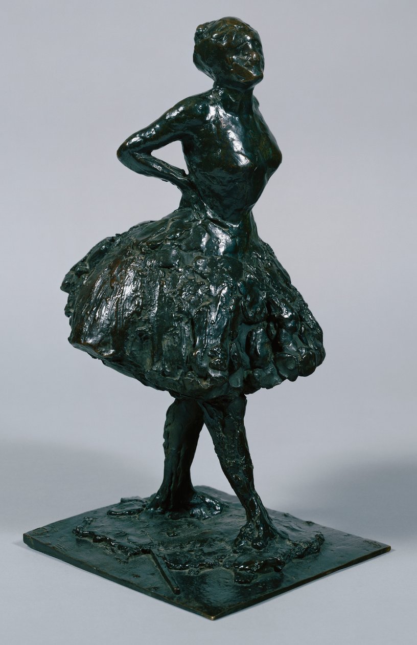 Ballerina in abito casual, con le mani sui fianchi, la gamba destra in avanti, fusa c.1919-21 da Edgar Degas
