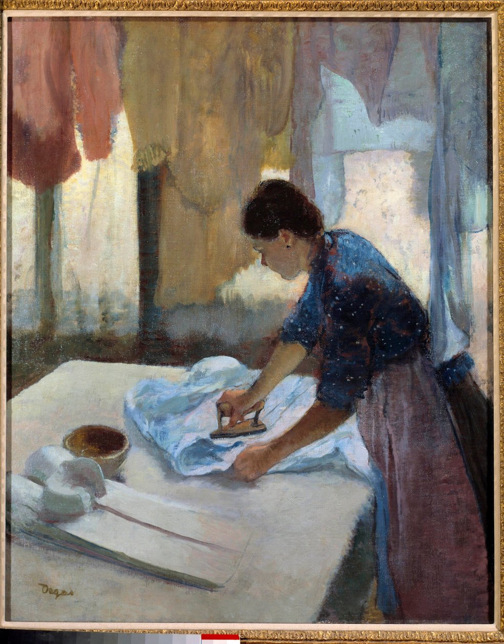 Donna che stira contro luce da Edgar Degas