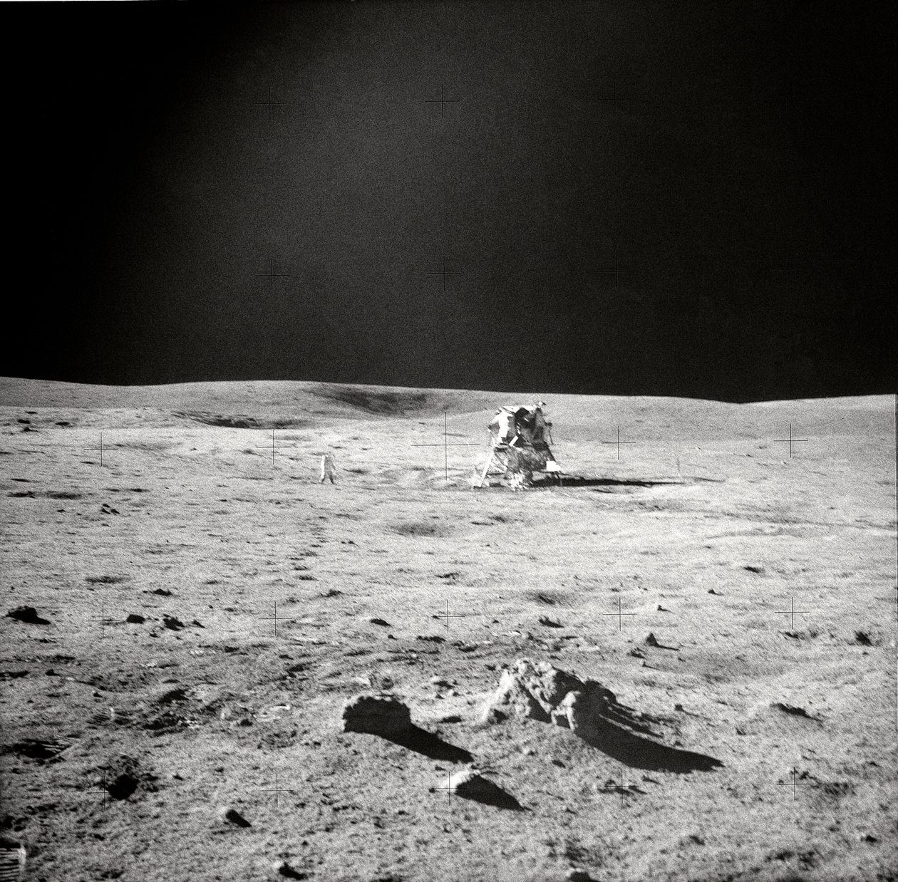 Vista EVA di Apollo 14, superficie lunare da Edgar Mitchell