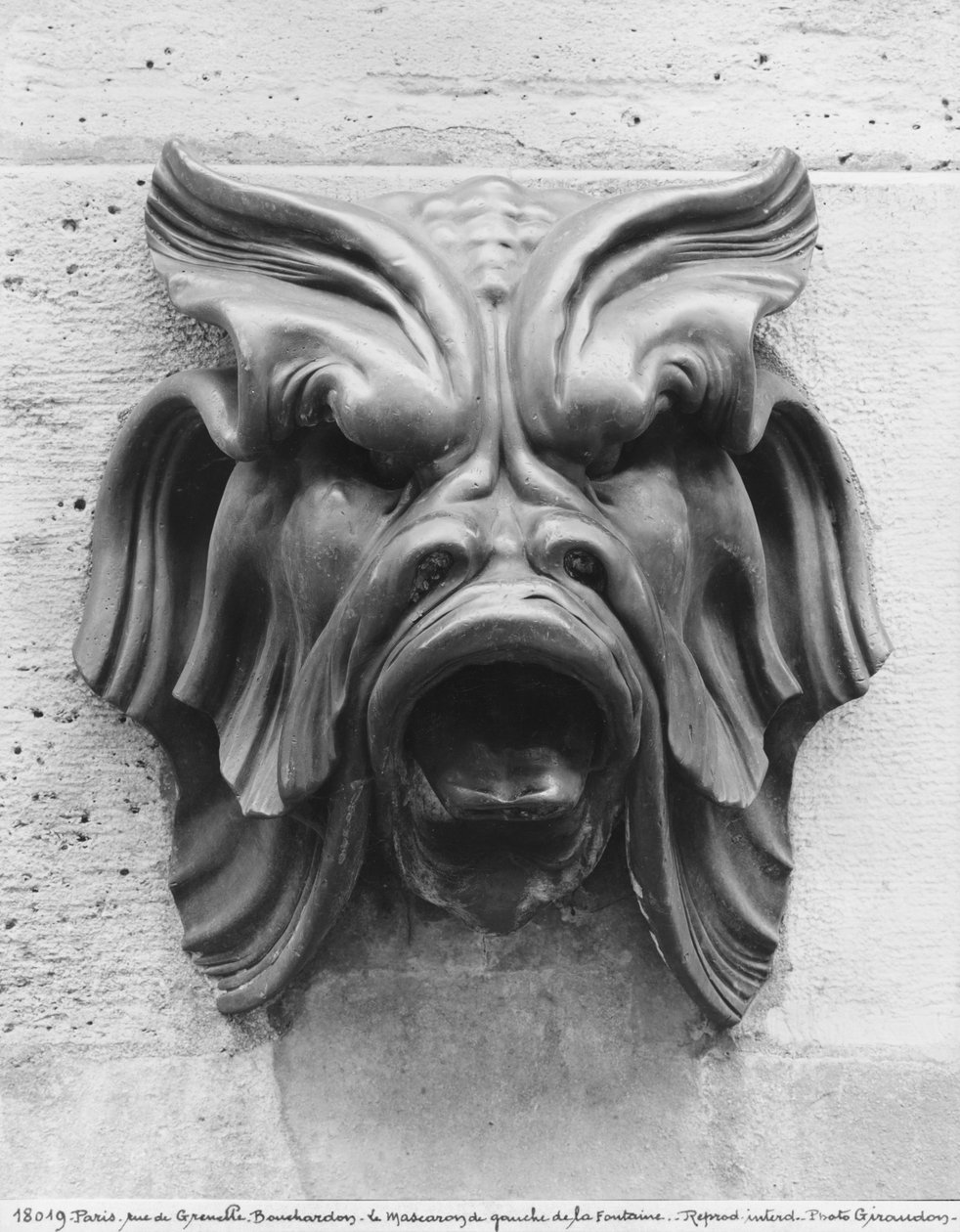 Fontana delle Quattro Stagioni, rue de Grenelle, dettaglio della maschera grottesca sinistra, 1739-46 da Edmé Bouchardon