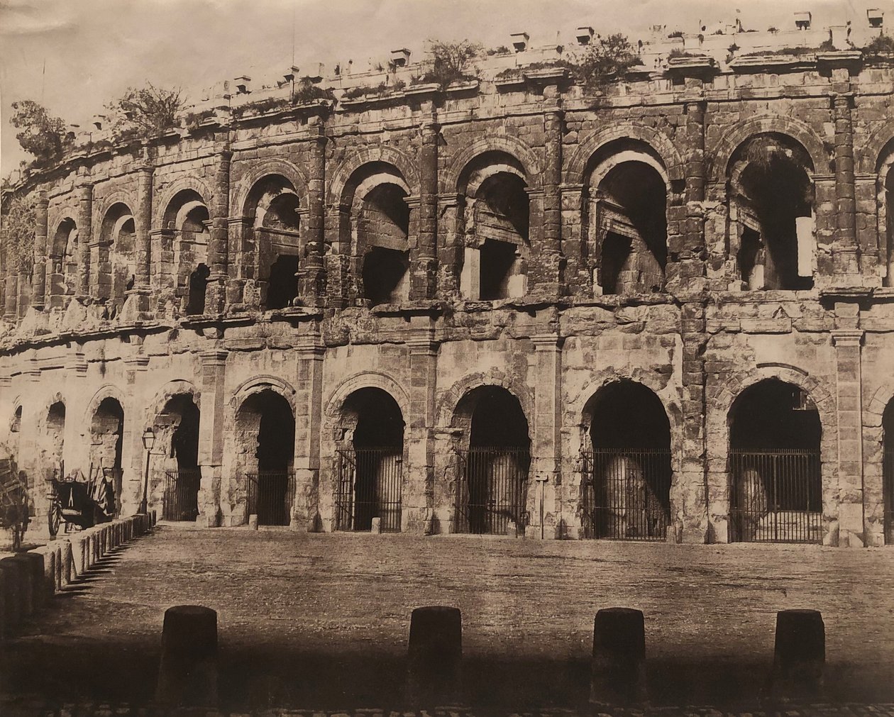 [Anfiteatro, Nîmes] da Édouard Baldus