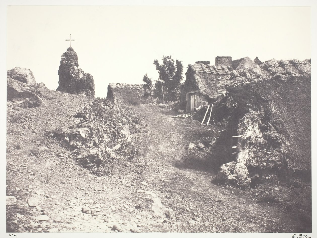 Chaumières en Auvergne, con un calvario da Édouard Baldus