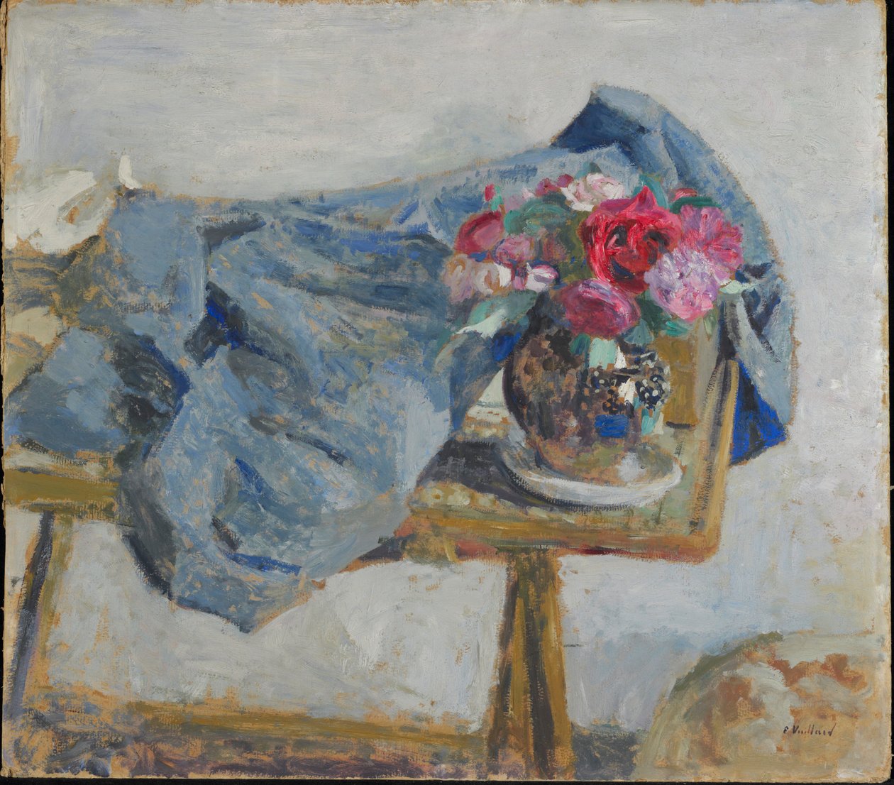 Rose rosse e stoffe su un tavolo da Edouard Vuillard