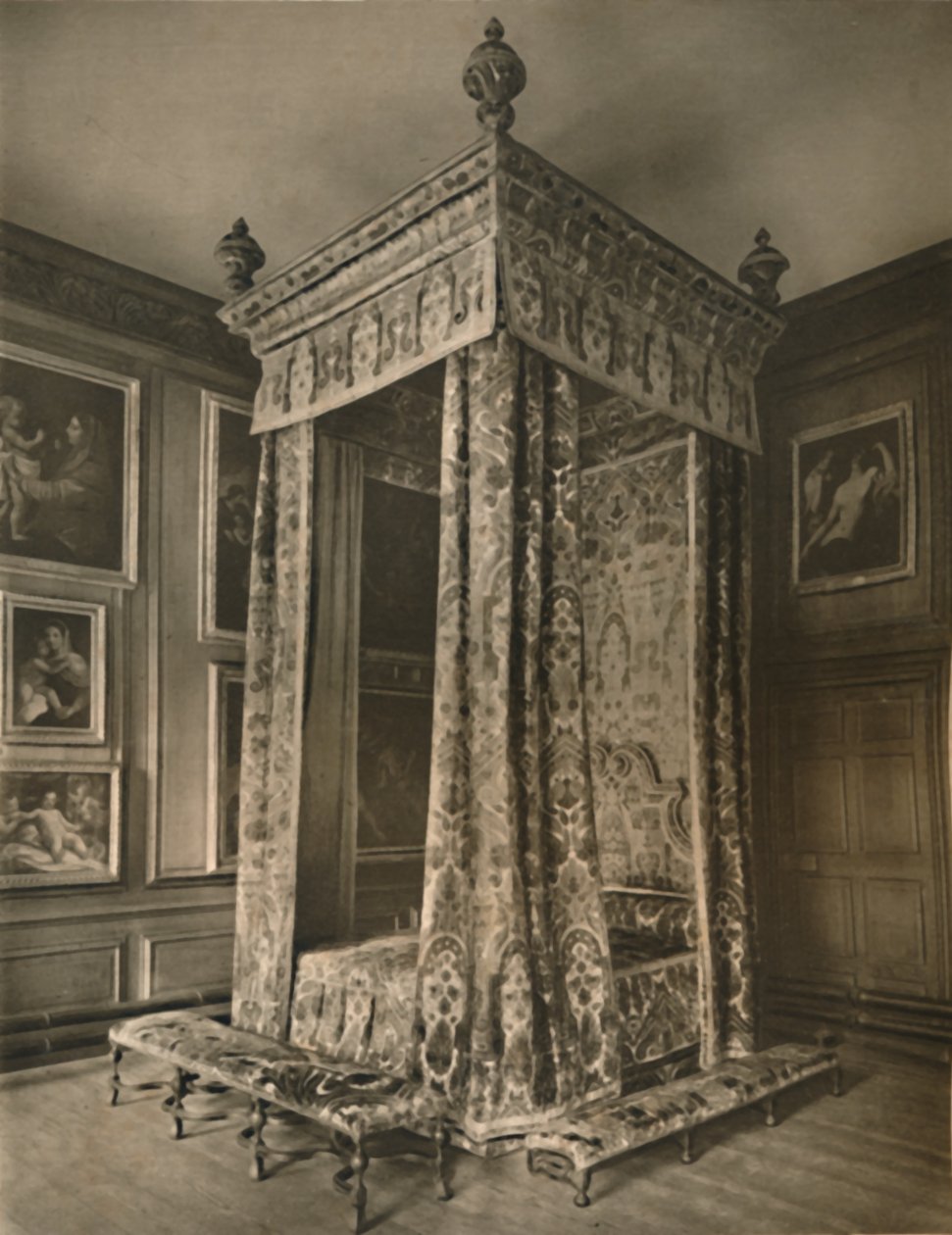 Letto di Stato della Regina Anna in Velluto Cremisi e Oro, 1927 da Edward F Strange