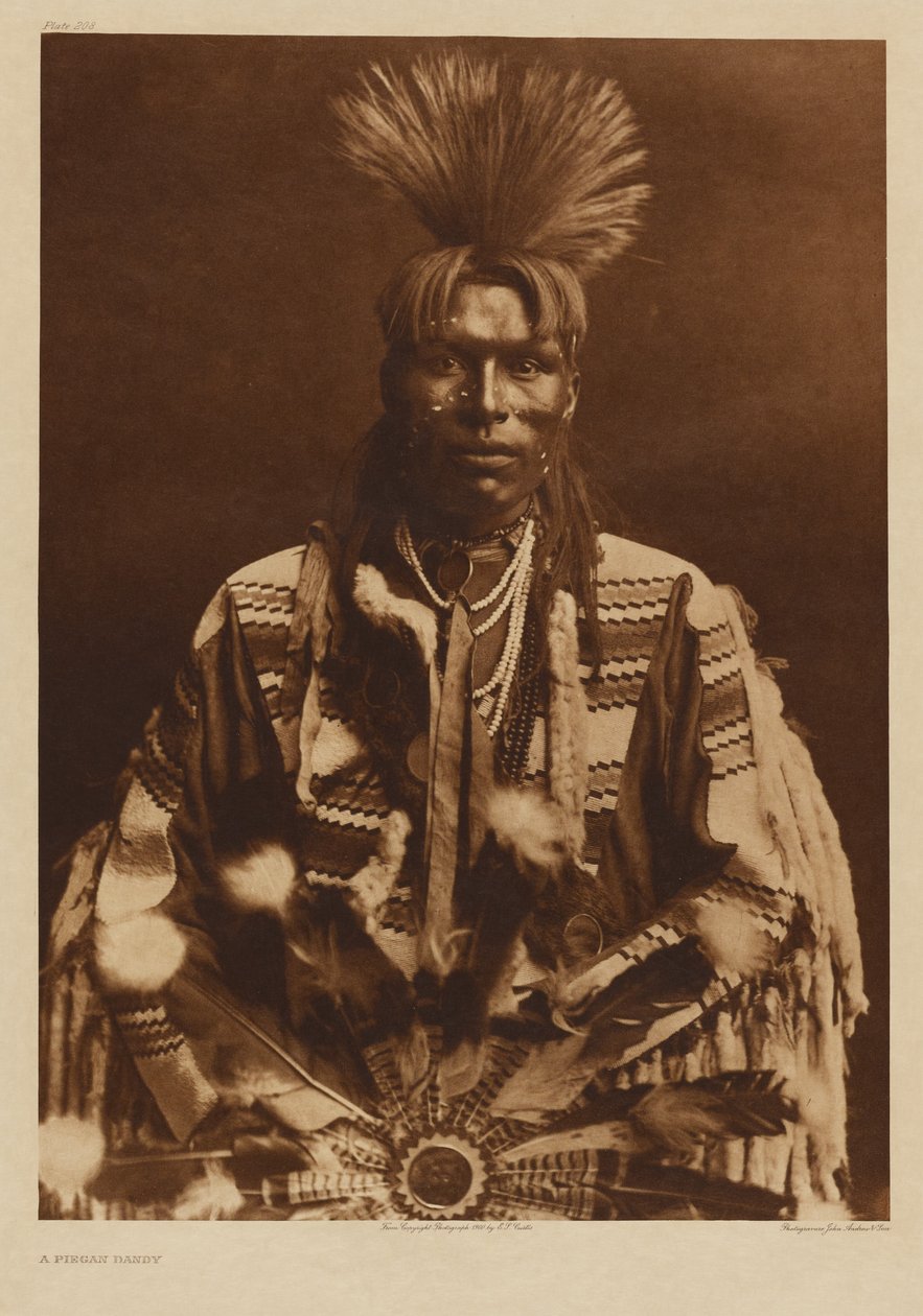[Un uomo Piikani in abito tradizionale] da Edward S. Curtis