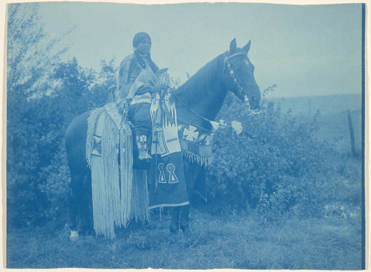 [Donna Cayuse a cavallo] da Edward S. Curtis