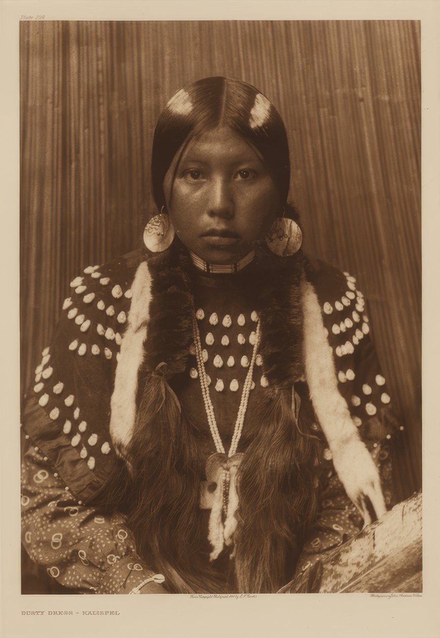 Abito polveroso - Kalispel da Edward S. Curtis
