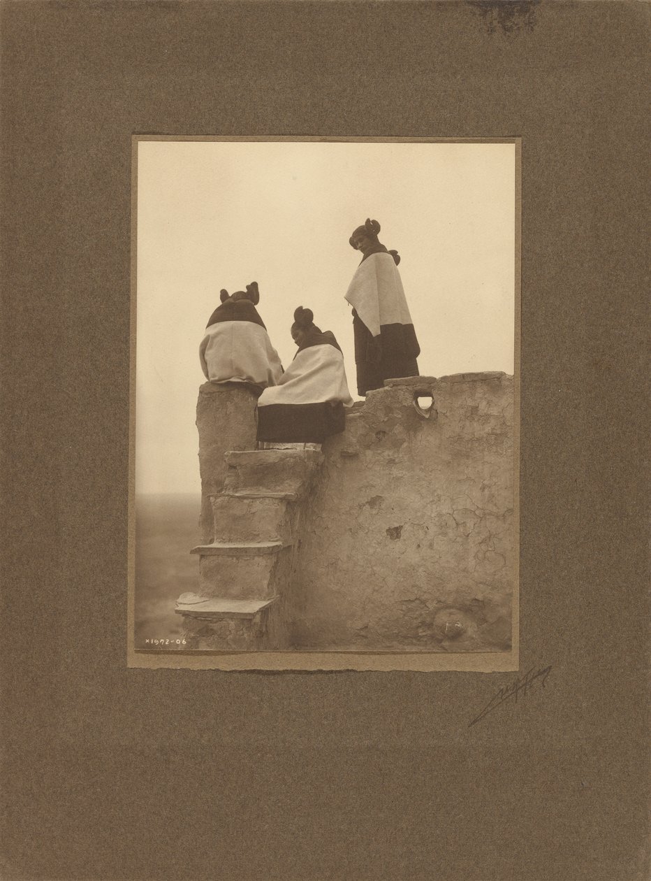[Hopi, mentre osservano i danzatori] da Edward S. Curtis