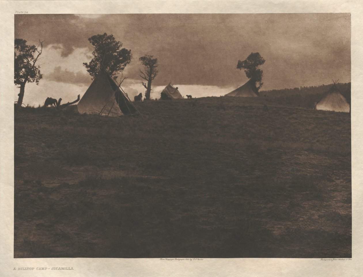Portfolio I, lastra 24: Un campo in cima alla collina-Jicarilla da Edward S. Curtis