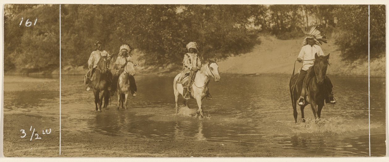 [Cavalieri in un ruscello] da Edward S. Curtis