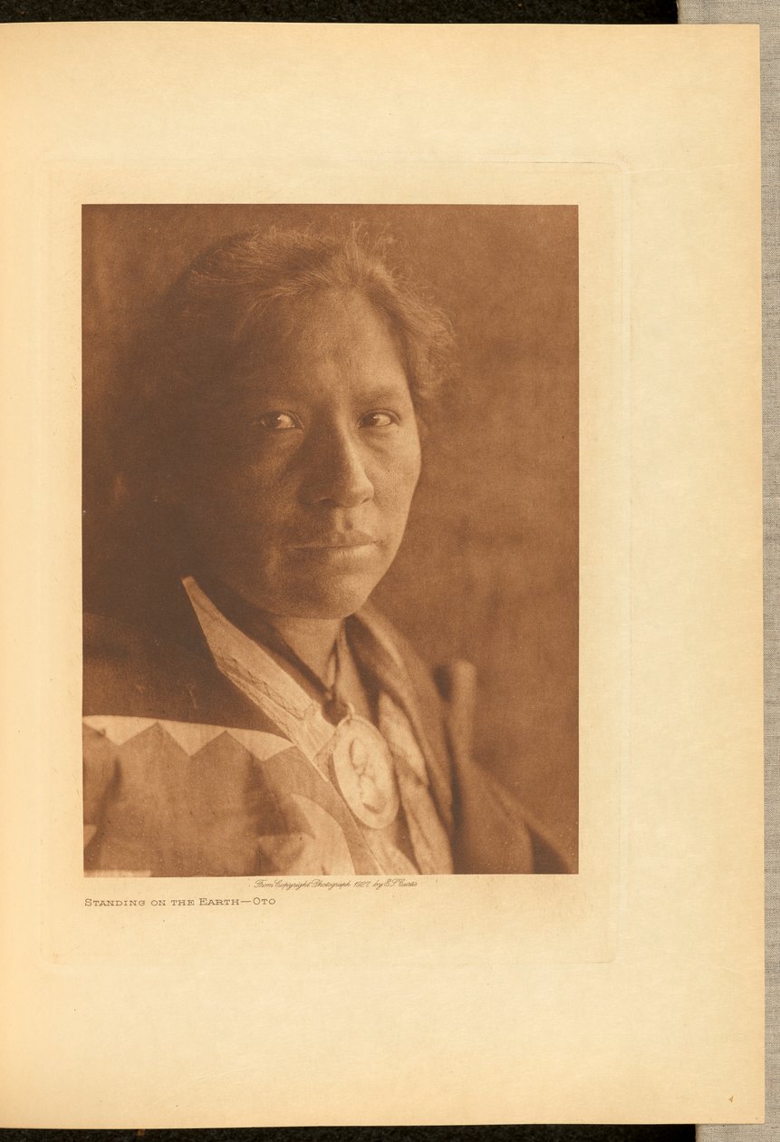 In piedi sulla terra - Oto da Edward S. Curtis